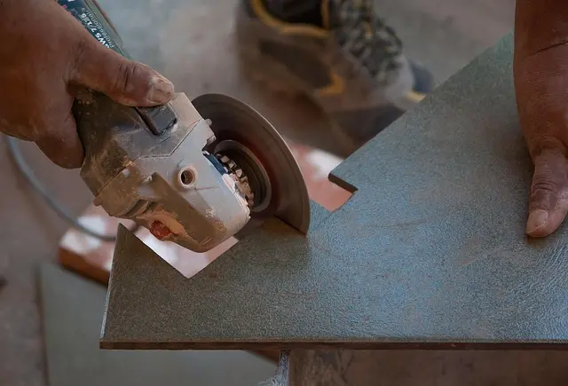 Les Meilleurs Outils à Avoir pour un Carreleur Professionnel